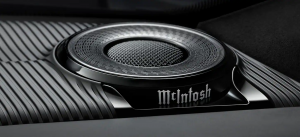 The Grand Wagoneer premieres its McIntosh stereo with 950 watts and 23 speakers.  The digitized receiver is integrated into the infotainment screen.